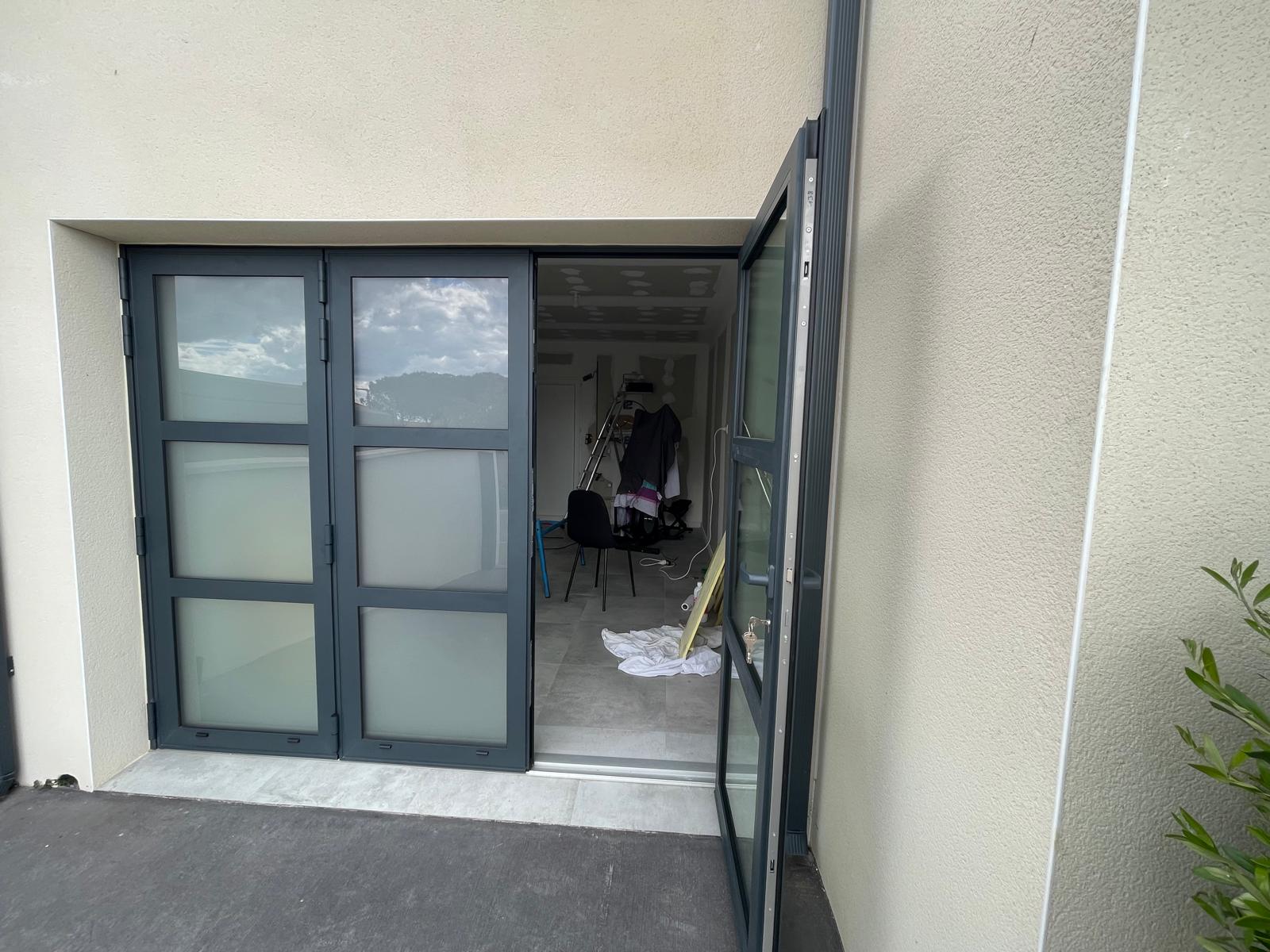 Porte de garage cadre aluminium
